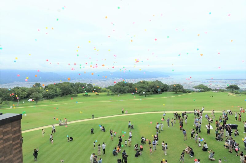 日本平ホテル　庭園でたくさんの人が風船を空に飛ばしている風景