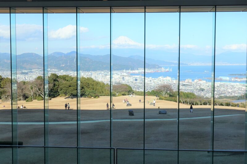 日本平ホテルのロビーから見た富士山