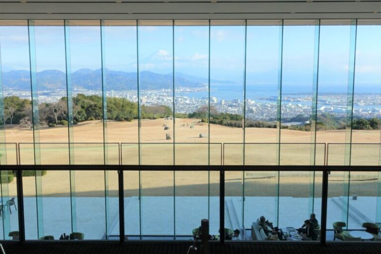 日本平ホテルの庭園から見た富士山